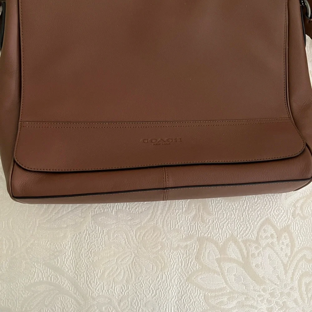 Houston Messenger leather briefcase with a large flap and a magnetic closure-NWT